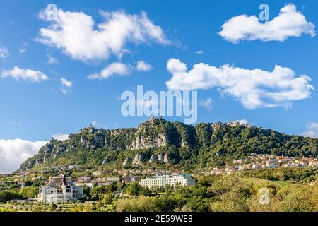Vue sur le coeur immaculé du sanctuaire de Marie et le Forteresse de Saint-Marin sur le Mont Titano Banque D'Images