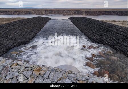 26 janvier 2021, Brandebourg, Cottbus: L'eau coule au-dessus de la structure d'admission dans l'ancienne mine de lignite opencast de Cottbus-Nord et le futur de la mer Baltique de Cottbus. Après un arrêt d'un mois en raison de la sécheresse, l'eau s'écoule à nouveau dans la mer Baltique du Cottbus depuis 26.01.2021. En raison des précipitations des derniers jours, le barrage de Spremberg a atteint son objectif d'amortissement hivernal. C'était la condition préalable à la reprise des inondations. Photo: Patrick Pleul/dpa-Zentralbild/ZB Banque D'Images