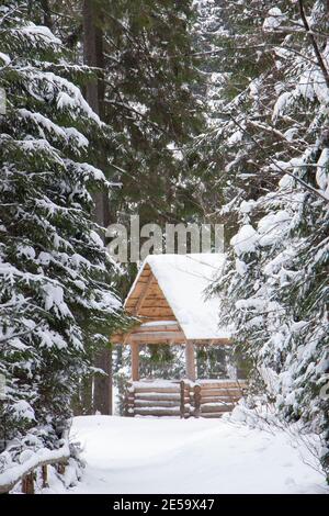 Belvédère en bois en hiver. Le chemin de la maison Banque D'Images