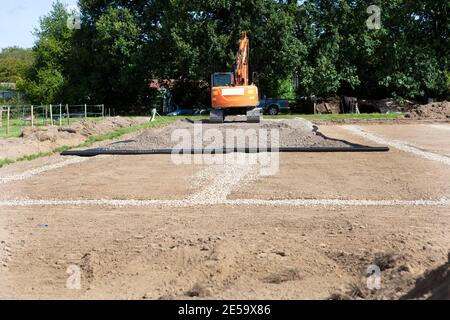 Excavatrice travaillant à la construction d'un stade d'équitation Banque D'Images