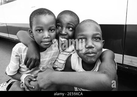 JOHANNESBURG, AFRIQUE DU SUD - 05 janvier 2021: Soweto, Afrique du Sud - 11 septembre 2009: Trois jeunes garçons africains affichant l'amitié et la joie dans un Sowe Banque D'Images