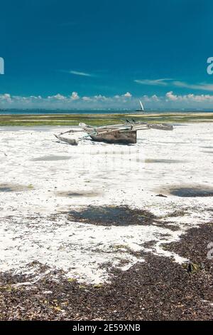 Vieux bateau de pêche en bois dans l'océan Indien au large de la Côte de Zanzibar Banque D'Images