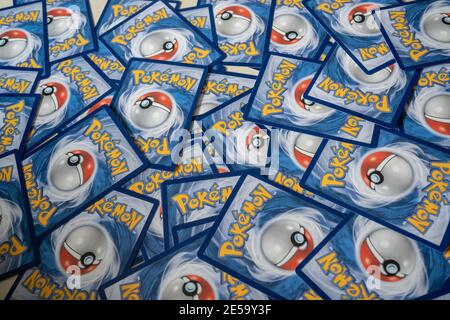 Bangkok, Thaïlande - 27 janvier 2021 : UNE pile de jeu de cartes de crédit Pokemon. Banque D'Images