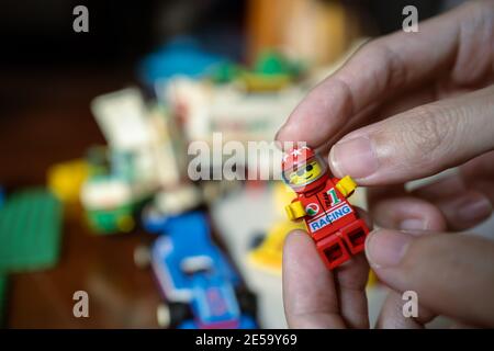 Bangkok, Thaïlande - 27 janvier 2021 : Lego Minifigure dans une main. Banque D'Images