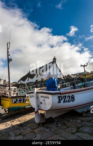 Bateaux de pêche à terre à Sennen Cove, Whitesand Bay, Penwith Peninsula, Cornwall, Royaume-Uni Banque D'Images