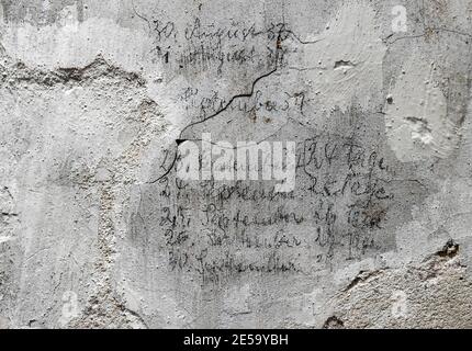 Frankenberg, Allemagne. 27 janvier 2021. Les inscriptions des détenus, y compris ce calendrier, peuvent être lues dans les cellules de détention de l'ancien camp de concentration de Sachsenburg. À l'occasion de la journée nationale de commémoration des victimes du national-socialisme, le Président du Ministre Kretschmer a visité le site commémoratif de l'ancien camp de concentration national-socialiste. Entre 1933 et 1937, la sa et la SS ont emprisonné plus de 2000 opposants au régime sur le fondement de l'ancienne usine de filature. Crédit: Hendrik Schmidt/dpa-Zentralbild/dpa/Alay Live News Banque D'Images