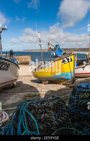 Bateaux de pêche à terre à Sennen Cove, Whitesand Bay, Penwith Peninsula, Cornwall, Royaume-Uni Banque D'Images