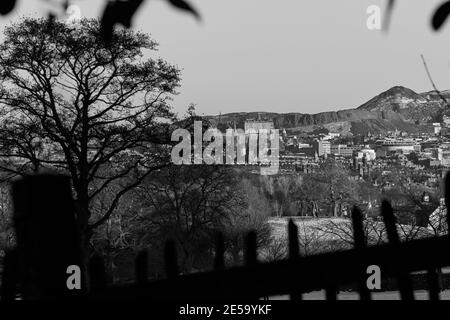 Vue sur la ville en noir et blanc du château d'Édimbourg et du siège d'Arthurs (Écosse). Vue de Corstorphine Hill. Banque D'Images