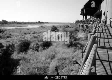 Passerelle en bois (promenade) au Lower Sabie Rest Camp dans le Parc national Kruger Banque D'Images