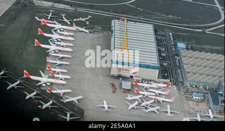 Vue aérienne de plusieurs avions garés sur le tarmac à l'aéroport international de Madrid Bajaras, Espagne - total de 33 avions sur le tarmac Banque D'Images