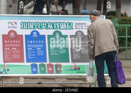 (210127) -- BEIJING, le 27 janvier 2021 (Xinhua) -- UN résident lit l'introduction sur la classification des déchets à Nanjing, dans la province de Jiangsu, en Chine orientale, le 1er novembre 2020. Le tri des déchets a été mis en œuvre dans 86.6 pour cent des communautés résidentielles, couvrant 77 millions de ménages, dans les 46 villes pilotes qui sont tenues de procéder au tri obligatoire des déchets par un plan national de 2017, selon un fonctionnaire du Ministère du logement et du développement urbain-rural. La Chine a placé la protection de l'environnement au cœur de ses considérations politiques et a fait des progrès notables dans la poursuite de la croissance verte. TH Banque D'Images