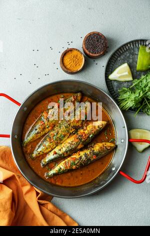 curry de poisson de style indien, sardine à la moutarde noire Banque D'Images