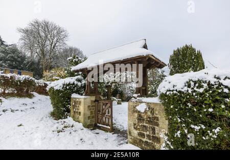 La porte des lyques recouverte de neige à l'église St John's, près de Woking, diocèse de Guildford, Surrey, dans le sud-est de l'Angleterre, après une forte chute de neige en hiver Banque D'Images