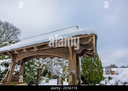 La porte des lyques recouverte de neige à l'église St John's, près de Woking, diocèse de Guildford, Surrey, dans le sud-est de l'Angleterre, après une forte chute de neige en hiver Banque D'Images