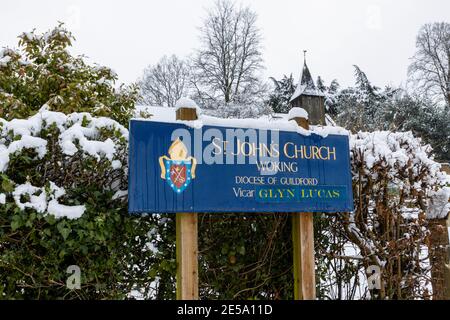 Porte-nom à l'église St John's, près de Woking, diocèse de Guildford, Surrey, dans le sud-est de l'Angleterre, après une forte chute de neige en hiver Banque D'Images