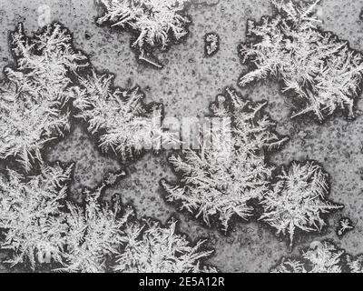 arrière-plan naturel - givre sur la glace de vitre gelée en gros plan par temps froid d'hiver Banque D'Images