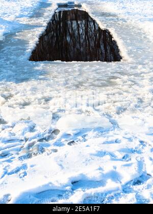 long trou de glace dans une rivière enneigée gelée sur des winted ensoleillés froids jour Banque D'Images