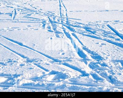 pistes de ski dans la neige bleue éclairée par le soleil couchant froid hiver crépuscule Banque D'Images