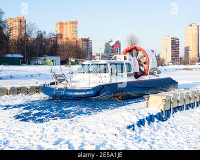 Moscou, Russie - 12 décembre 2020 : bateau de sauvetage sur le ponton de l'étang gelé Big Sadovy Pond (académique) à Moscou en hiver froid et ensoleillé Banque D'Images