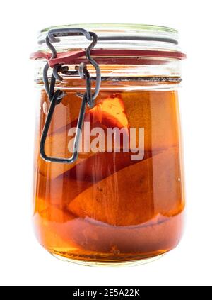 vue latérale de la confiture de mandarine (varénye) dans un pot en verre fermé découpe sur fond blanc Banque D'Images