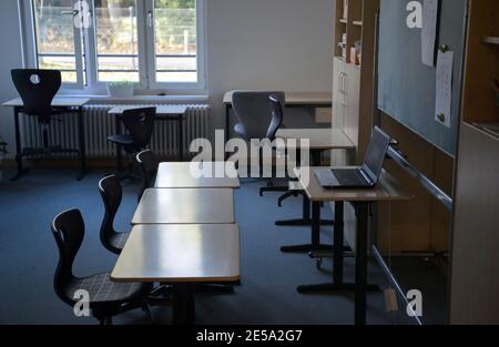 Oranienburg, Allemagne. 21 janvier 2021. Un ordinateur portable ouvert se tient sur une table dans une salle de classe à l'école Comenius. Il y a cinq ans, l'école primaire intégrative avec des groupes de soutien linguistique s'était déplacée à Oranienburg-Süd dans un nouveau bâtiment. Credit: Soeren Stache/dpa-Zentralbild/ZB/dpa/Alay Live News Banque D'Images