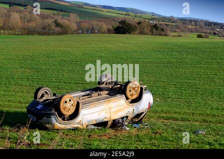 Accident,accident,voiture dans,champ,Blackwater, Ile de Wight, Angleterre, Royaume-Uni, Banque D'Images