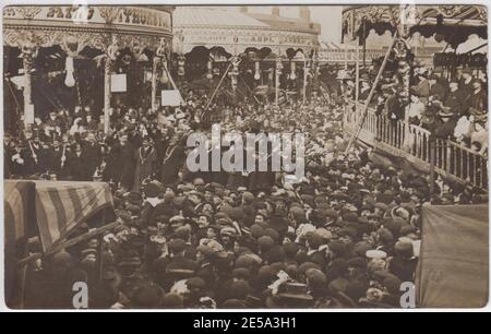 Kings Lynn Mart Fair, 1909: La foule édouardienne à la foire avec des manèges du parc des expositions.Deux carrousels portent les noms de Thurston et Aspland on Banque D'Images