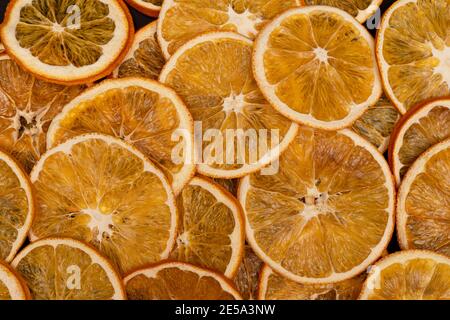 Gros plan des oranges séchées tranchées, vue du dessus Banque D'Images