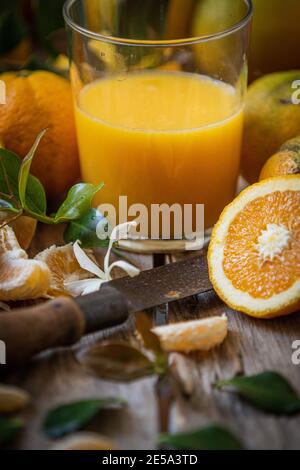 plusieurs oranges biologiques cultivées sans insecticides ni engrais Banque D'Images