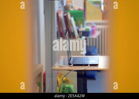 Oranienburg, Allemagne. 21 janvier 2021. Un ordinateur portable ouvert se tient sur une table dans une salle de classe à l'école Comenius. Il y a cinq ans, l'école primaire intégrative avec des groupes de soutien linguistique s'était déplacée à Oranienburg-Süd dans un nouveau bâtiment. Credit: Soeren Stache/dpa-Zentralbild/ZB/dpa/Alay Live News Banque D'Images