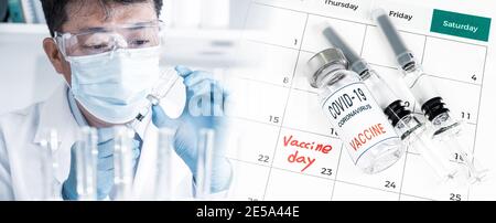 Un calendrier avec la date de la vaccination avec le médecin tenant le vaccin. Banque D'Images