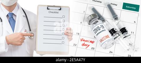 Un calendrier avec la date de la vaccination avec le médecin tenant la liste de contrôle. Banque D'Images