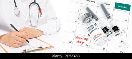 Calendrier avec une date de vaccination avec un médecin remplissant le dossier médical. Banque D'Images