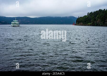 Belle vue d'un bateau naviguant sur la mer sous un ciel nuageux à Hakone, Japon Banque D'Images