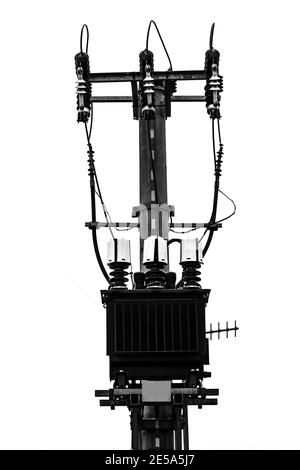 Station de transformateur sur poteau, de moyenne à basse tension, image en noir et blanc Banque D'Images