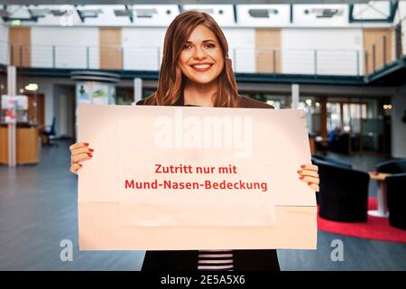 Figure en carton avec le panneau devant les locaux d'affaires, accès uniquement avec la bouche-nez, Allemagne Banque D'Images