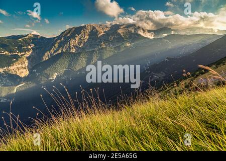 Les derniers rayons du soleil illuminent Monte Acquaviva et le sommet de la chaîne de montagnes Murelle de la Maiella.Parc national de Maiella, Abruzzes, Italie Banque D'Images