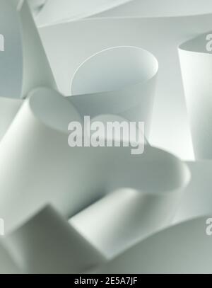 Une macro, résumé, photo d'arrière-plan d'une feuille de papier torsadé blanc, dans un cercle, forme incurvée, sur fond noir Banque D'Images