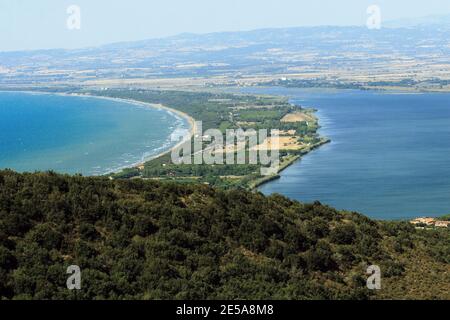 La Giannella e la Feniglia fotografati dal Monte Argentario Banque D'Images