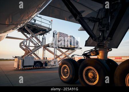 Chargement de conteneurs de fret à l'avion à l'aéroport. Manutention au sol préparation de l'avion de fret avant le vol. Banque D'Images