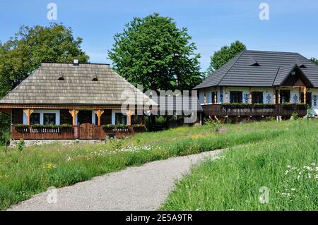 Maisons en bois typiques dans le jardin. Architecture traditionnelle roumaine ancienne. Banque D'Images