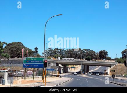 Intersection et pont à Malmesbury, province du Cap occidental, Afrique du Sud. Banque D'Images