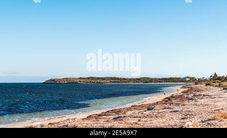 Pélicans marchant sur la plage de Marion Bay au coucher du soleil, péninsule de Yorke, Australie méridionale Banque D'Images