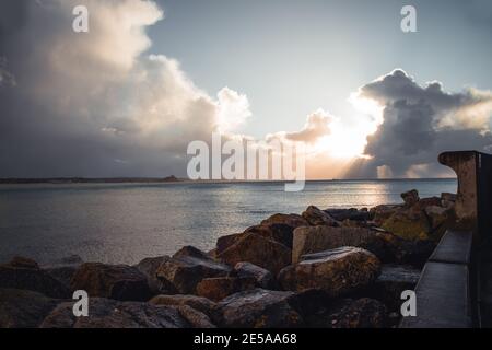 Big Cumulonimbus nuage et rayons du soleil sur l'horizon au-dessus Fret maritime au large de la côte de Penzance Banque D'Images