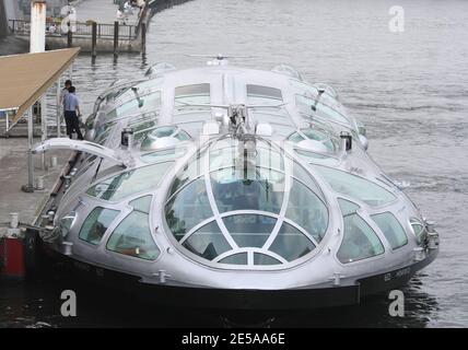 TOKYO, JAPON-JUILLET 21 : le Water bus a amarré et attend les passagers près d'Asakusa.juillet 21,2008 à Tokyo, Japon. Banque D'Images