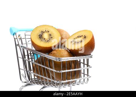 Panier bleu rempli de kiwi frais isolé sur fond blanc. Fruits exotiques. Cocktail de vitamines. Banque D'Images