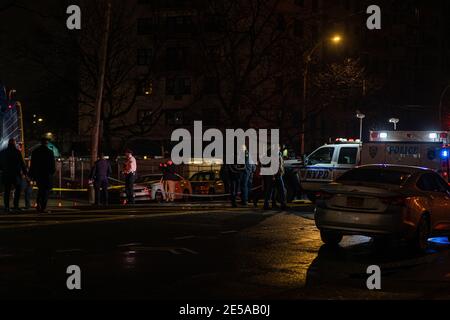 Bornx, États-Unis. 26 janvier 2021. Un policier du Bronx a été abattu dans le dos, il a été frappé juste en dessous de sa veste à l'épreuve des balles dans le Bronx, New York, États-Unis, le 26 janvier 2021. Il a été emmené à l'hôpital Jacobi et s'attendait à une guérison complète. (Photo de Steve Sanchez/Sipa USA). Credit: SIPA USA/Alay Live News Banque D'Images