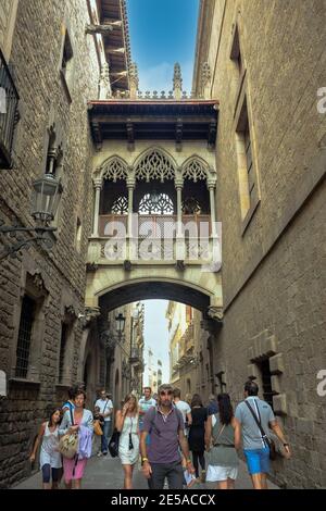 Touristes marchant dans la vieille ville ( Ciutat Vella ) du quartier gothique de Barcelone pendant l'été, Catalogne, Espagne. Banque D'Images
