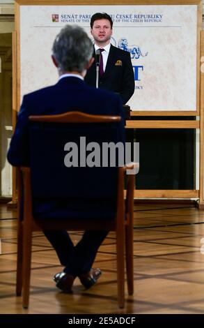 Prague, République tchèque. 27 janvier 2021. Les chefs des chambres haute et basse du Parlement tchèque, Milos Vystrcil (assis en arrière) et Radek Vondracek, ont critiqué comme une démonstration de mépris l'utilisation récente de la star juive par des manifestants antigouvernementaux lors d'un discours annuel de la Journée mondiale du souvenir de l'Holocauste aujourd'hui, le mercredi 27 janvier 2021. La réunion de commémoration a été organisée au Sénat, à la chambre haute du Parlement, par la Fédération des communautés juives tchèques (FZO) et la Fondation pour les victimes de l'Holocauste. Crédit : Roman Vondrous/CTK photo/Alay Live News Banque D'Images