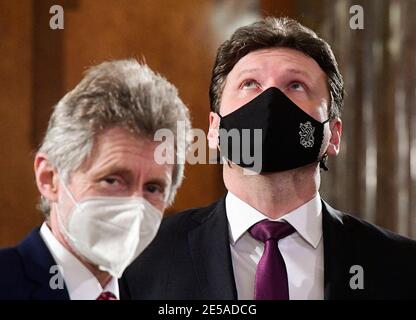 Prague, République tchèque. 27 janvier 2021. Les chefs des chambres haute et basse du Parlement tchèque, Milos Vystrcil (à gauche) et Radek Vondracek, ont critiqué comme une démonstration de mépris l'utilisation récente de la star juive par des manifestants antigouvernementaux lors d'un discours annuel de la Journée mondiale du souvenir de l'Holocauste, aujourd'hui, le mercredi 27 janvier 2021. La réunion de commémoration a été organisée au Sénat, à la chambre haute du Parlement, par la Fédération des communautés juives tchèques (FZO) et la Fondation pour les victimes de l'Holocauste. Crédit : Roman Vondrous/CTK photo/Alay Live News Banque D'Images